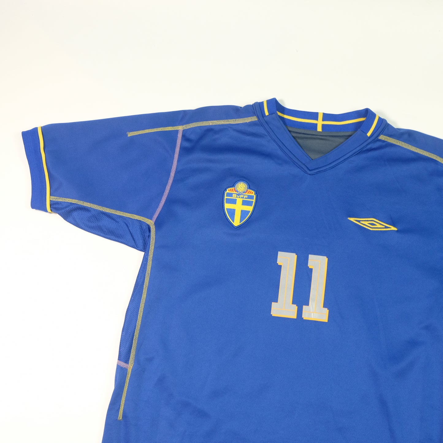 2003/04 Sweden Away Shirt Umbro Larsson (M)