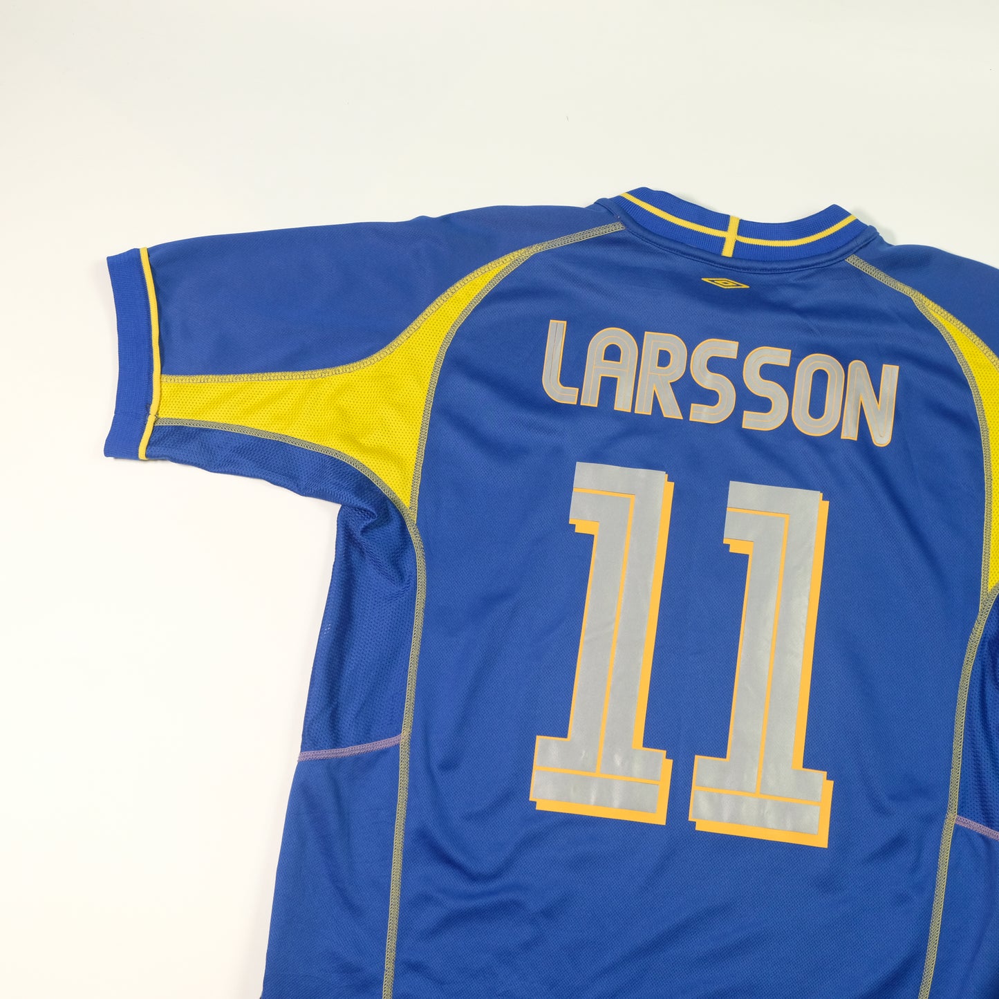 2003/04 Sweden Away Shirt Umbro Larsson (M)